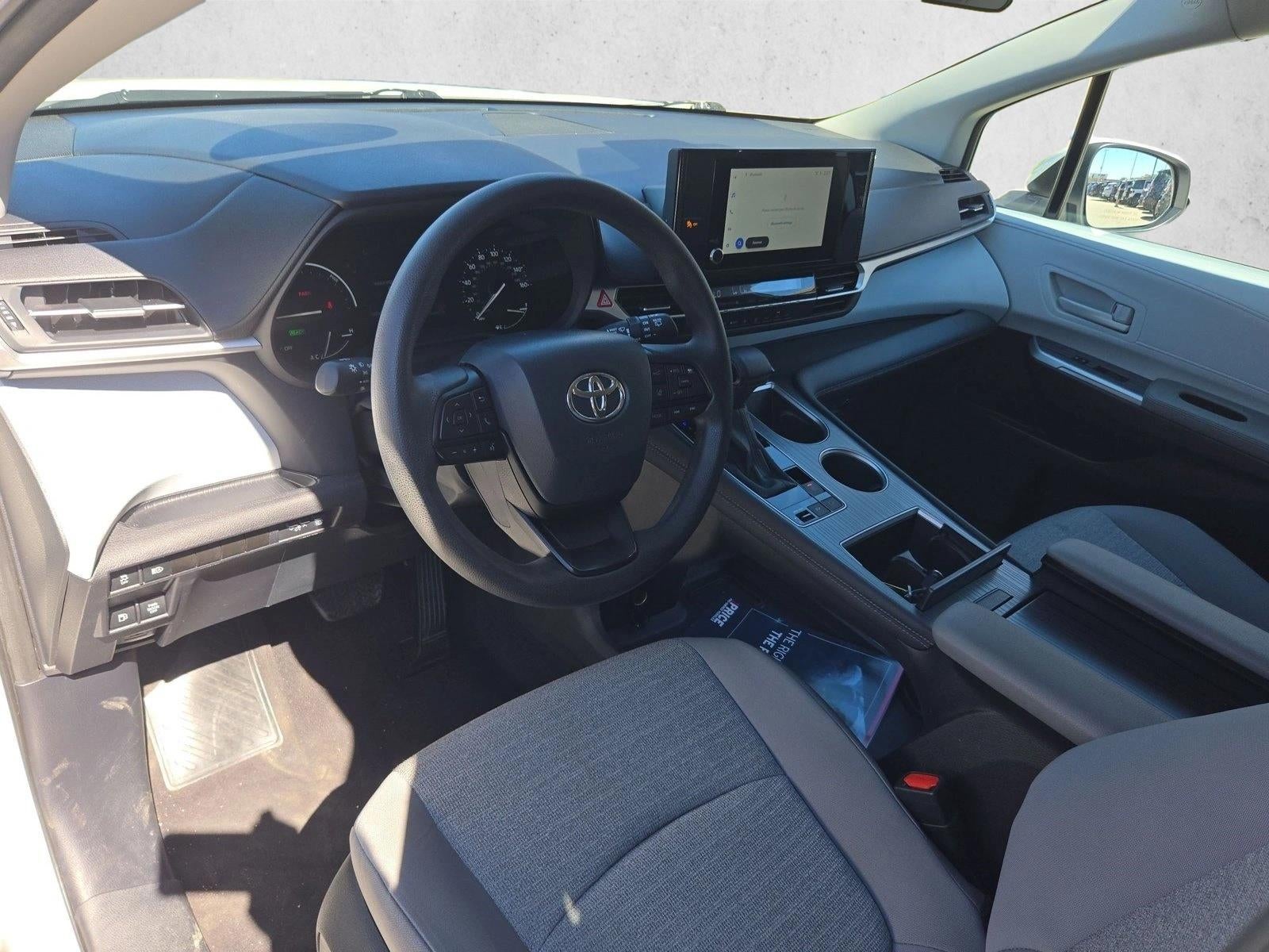 2025 Toyota Sienna LE