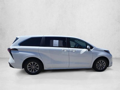 2025 Toyota Sienna LE