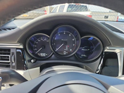 2023 Porsche Macan Base